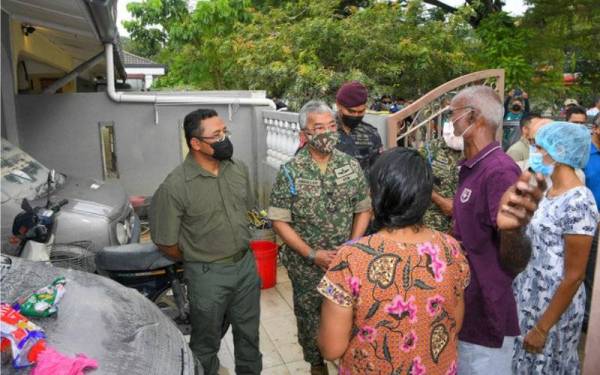 Al-Sultan Abdullah berkenan menyantuni salah sebuah keluarga mangsa banjir di kediaman mereka di sekitar Taman Seri Muda Seksyen 25, pada Sabtu. Foto Bernama