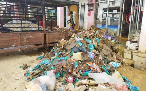 Sebahagian barangan bayi dari kedai Yee Huang rosak dan terpaksa dibuang.