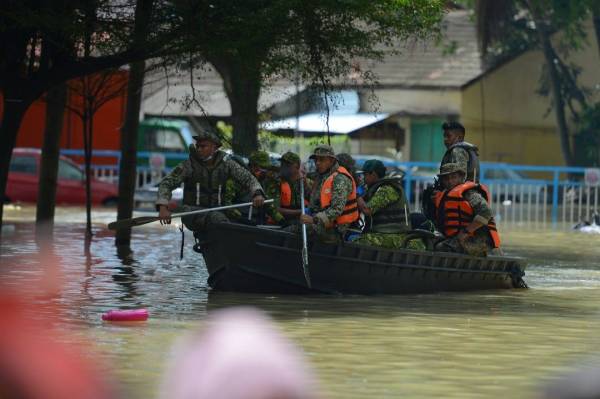 SHAH ALAM, Dec 21 - Armed forces in Taman Sri Muda, Section 25, carrying out rescue operations. (Photo by Mohd Halim Abdul Wahid)