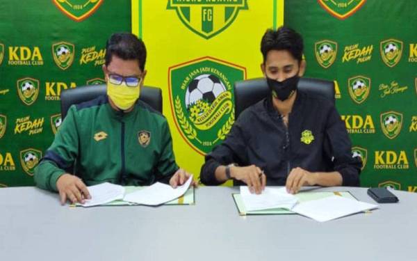 Khamal Idris (kiri) bersama Mohd Talhah menandatangani memorandum pada Majlis Menandatangani Memorandum Persefahaman Rakan Rasmi Akademi Bola Sepak Remaja KDA FC di Wisma PKNK.