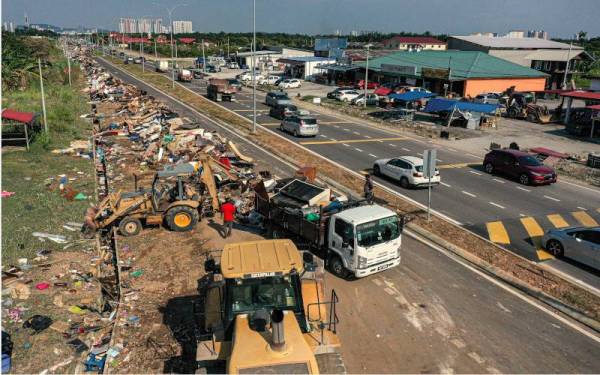 Sampah sarap pukal untuk dilupuskan setelah proses pembersihan dijalankan selepas banjir surut disalah satu kawasan dilanda banjir di Shah Alam. - Foto Bernama 