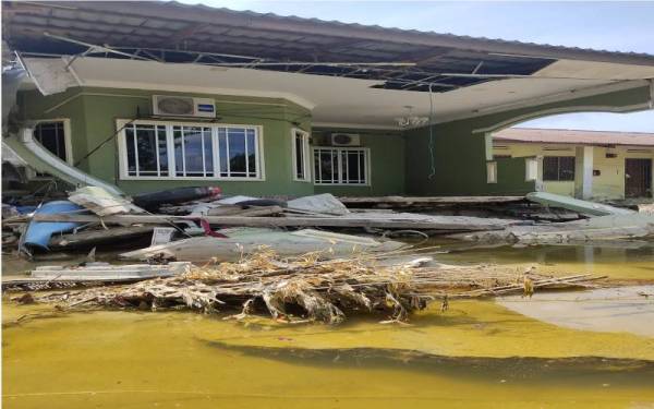 Kediaman milik Mohd Norzid yang rosak teruk akibat banjir dalam kejadian di Kampung Bestari Jaya, Kuala Selangor.