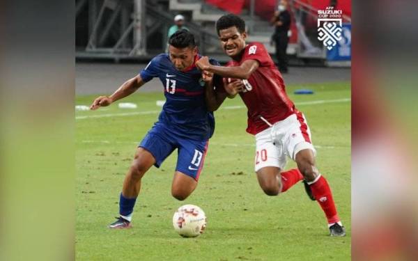 Antara aksi menarik perlawanan Singapura menentang Indonesia dalam saingan Piala Suzuki AFF 2020 di Stadium Nasional. - Foto AFF