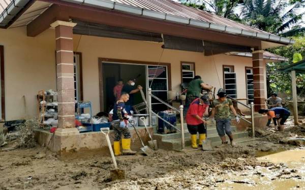 Membersihkan lumpur tebal merupakan cabaran yang terpaksa dihadapi mangsa banjir di daerah Jelebu.