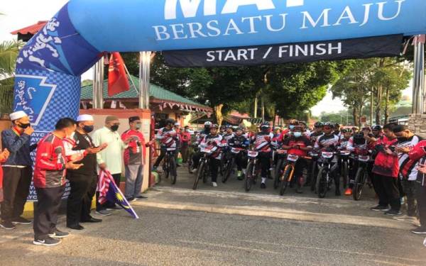 Ahmad (empat dari kiri) dan Wan Roslan (tiga dari kiri) bersama para peserta membaca doa sebelum acara pelepasan Tumpat Monsoon Ride 2021 di Maahad Muhammadi, Tumpat pada Ahad.