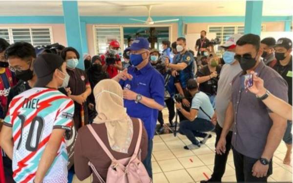 Ismail Sabri hari ini meninjau pembersihan surau Al Munir yang terkesan akibat banjir di Taman Sri Nanding, Hulu Langat. Foto Bernama