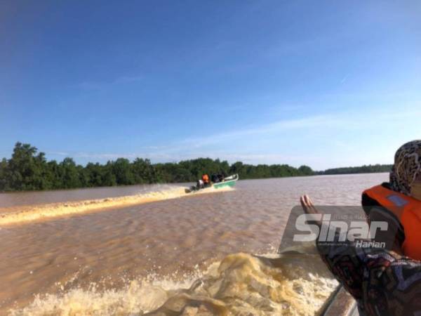 Penduduk yang menggunakan pengangkutan bot di negeri ini pada musim tengkujuh sangat berisiko kerana paras sungai di Kelantan yang meningkat sehingga paras bahaya. Foto SINAR HARIAN