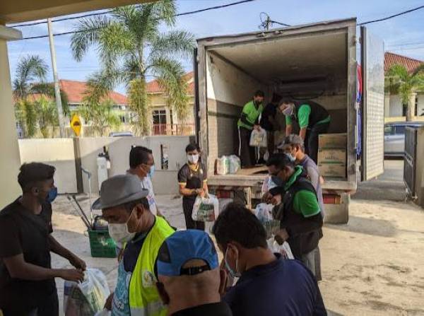 Sukarelawan Ikram Pahang bersama badan di bawah gabungannya digerakan dalam misi penghantaran bantuan keperluan asas dan makanan kepada mangsa banjir di negeri ini.