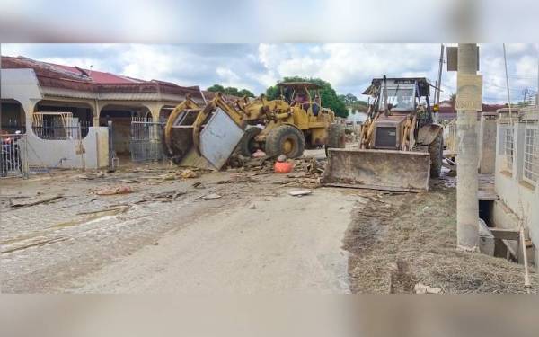 Jentera berat turut digunakan dalam operasi pembersihan sisa banjir sekitar bandar Mentakab pada Sabtu.