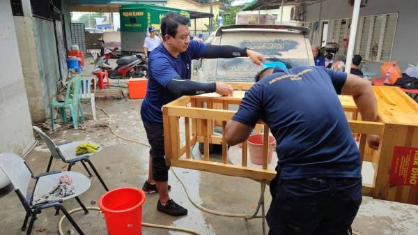 PPM menjalankan kerja pembersihan masjid dan madrasah di Seksyen 24, Shah Alam, pada Sabtu yang terjejas akibat banjir.