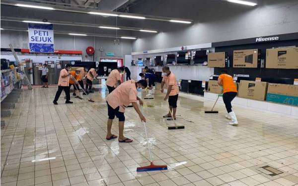 Kerja-kerja pembersihan Pasar Raya Besar AEON BiG Shah Alam dilakukan oleh kakitangan secara berpasukan.