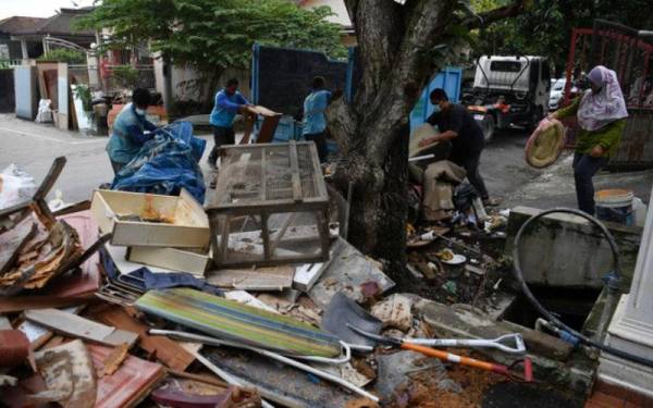 DBKL sedia membantu membersihkan kawasan pasca banjir melibatkan jentera berat di kawasan luar ibu kota khususnya di Lembah Klang. - Foto Bernama