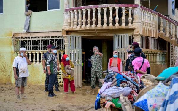 Al-Sultan Abdullah (tengah) berkenan melawat sebuah rumah penduduk tempatan yang terjejas akibat banjir di Kampung Serdang, Mentakab hari ini. - Foto Bernama