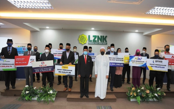 Syeikh Zakaria (kiri, depan) dan Syeikh Fadzil (kanan, depan) bergambar bersama wakil daripada 17 syarikat korporat yang menyerahkan zakat perniagaan bernilai RM8.112 juta di Menara Zakat.