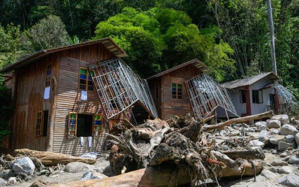 Deretan chalet yang rosak teruk akibat dibawa arus deras sungai.
