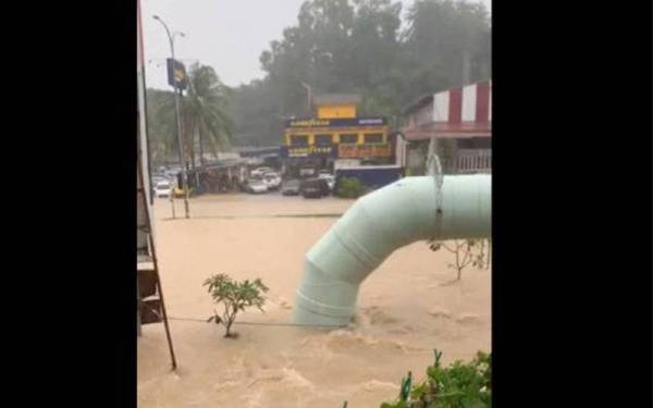 Menurut laman web Public InfoBanjir, paras air Sungai Langat di Kajang telah melepasi paras bahaya dengan trend aliran air terus meningkat. - Foto Twitter @neejiy