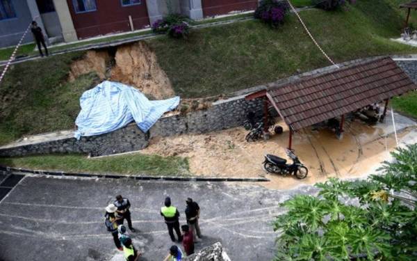 Kira-kira 128 penghuni asrama lelaki UIAM di Gombak diarah mengosongkan bangunan asrama itu selepas satu kejadian mendapan jalan serta tanah runtuh dikesan berhampiran dengan bangunan berkenaan. - Foto Bernama