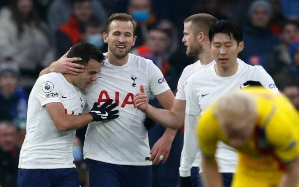 Kane meraikan jaringan bersama pemain Tottenham ketika berdepan Crystal Palace di Stadium Tottenham Hotspur, London. Foto AFP