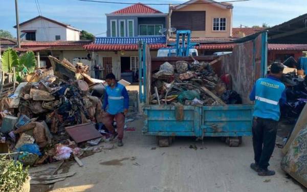 Pembersihan longgokan sampah banjir di Taman Sri Nanding pada Isnin.