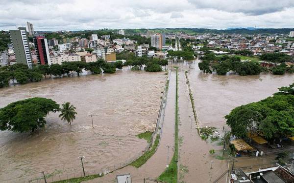 Limpahan Sungai Cachoeira telah menenggelamkan bandar Itabuna. - Foto Agensi