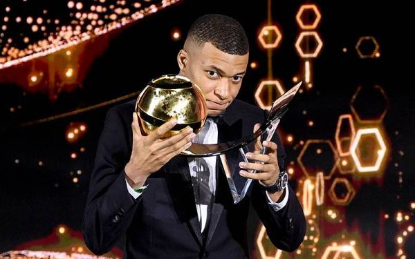 Mbappe dinobatkan Pemain Terbaik Tahunan Anugerah Dubai Globe Soccer di Dubai. FOTO: AFP