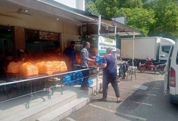 Presma menerusi Restoran Al Ali Nasi Kandar di Shah Alam menyediakan 1,000 pek makanan untuk mangsa banjir di Mentakab, Pahang.