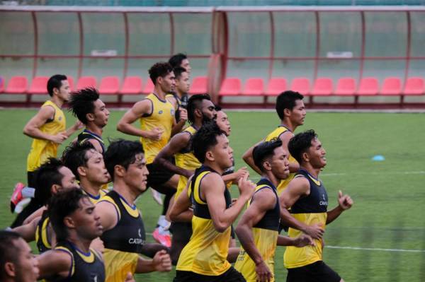 Pemain Sabah giat menjalani latihan di Padang Sintetik, UMS petang Isnin.