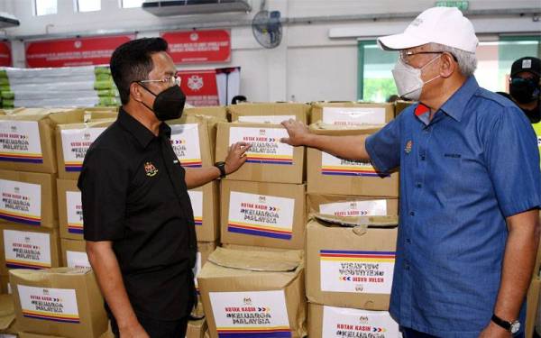 Mahdzir (kanan) dan Ahli Parlimen Jelebu Datuk Seri Jalaluddin Alias bersama barangan yang terkumpul untuk disumbangkan kepada mangsa banjir di daerah Jelebu ketika melawat pusat pengumpulan dan pengagihan barangan, hari ini. -Foto Bernama