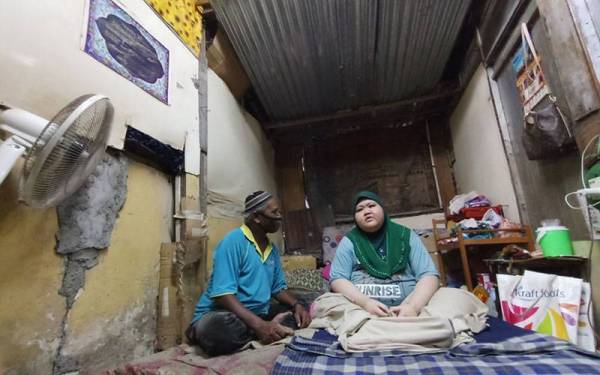 Marzuki bersama Aida ketika ditemui di kediaman yang menjadi tempat berteduh di Kampung Baru Jalan Tokong India di Kamunting.