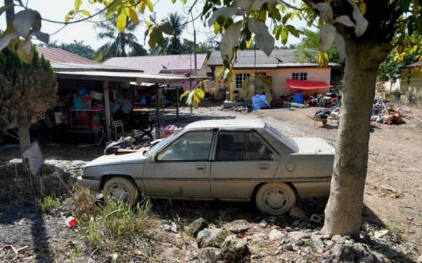 Keadaan semasa rumah penduduk Kampung Cemperai yang dilanda banjir baru-baru ini ketika tinjauan Bernama di Kampung Cemperai. - Foto Bernama
