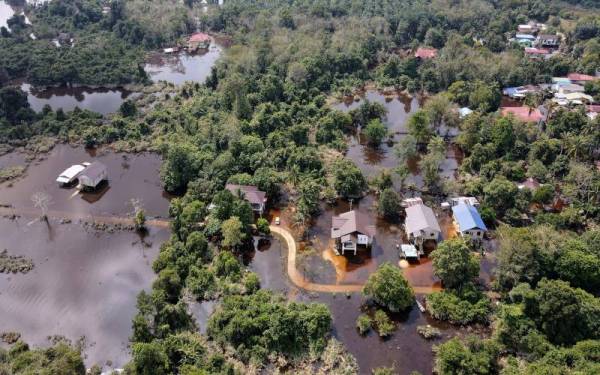 Keadaan rumah penduduk di Kampung Tersang, Rantau Panjang di sini yang masih digenangi air banjir ketika tinjauan pada Selasa. Foto Bernama
Jabatan Pengairan dan Saliran (JPS) Kelantan telah membina tiga pam air di dua buah kampung di kawasan Rantau Panjang bagi mengalirkan air banjir termenung ke Sungai Golok.
-- fotoBERNAMA (2021) HAK CIPTA TERPELIHARA