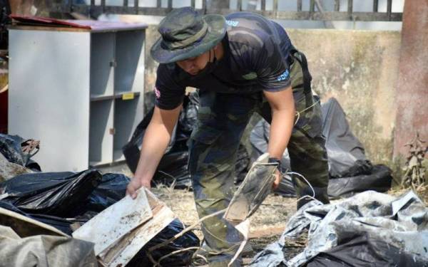 Anggota dan pegawai PDRM terus bersemangat tinggi menggembleng tenaga dalam kerja-kerja pasca banjir.