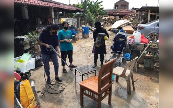 Pelajar UCSI turut menyumbang tenaga membantu membersihkan rumah mangsa banjir.