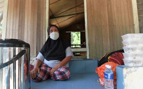 Asiah ketika menceritakan detik berada atas bumbung rumah bersama empat ekor kucing dan seekor ular sawa selama 10 jam akibat terperangkap banjir.