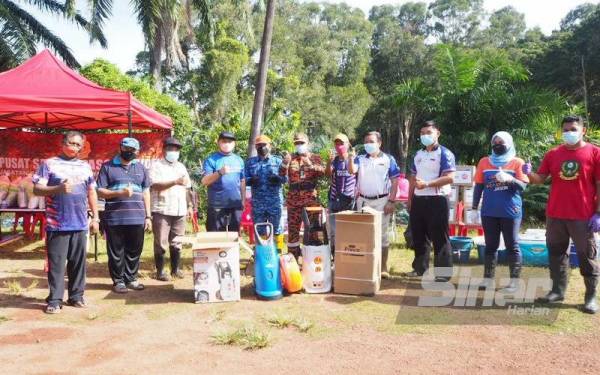 Abu Bakar (enam dari kanan) bersama sebahagian wakil agensi kerajaan dan NGO yang bersama menjayakan program itu di Kampung Lanchang pada Rabu.