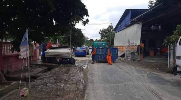 SWCorp menerusi syarikat konsesi SWM Environment melakukan kerja pembersihan Pasca Banjir. Foto: FB swcorp ns