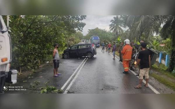 Pasukan bomba hadir ke lokasi selepas terima maklumat kemalangan babitkan tiga kenderaan di jalan Paris Satu, Kinabatangan.