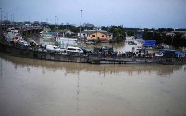 Kerajaan Selangor menafikan dakwaan bahawa pembinaan perumahan berdekatan pintu air di Taman Sri Muda, Seksyen 25 di sini menjadi punca kawasan itu terjejas teruk akibat banjir baru-baru ini. - Foto Bernama