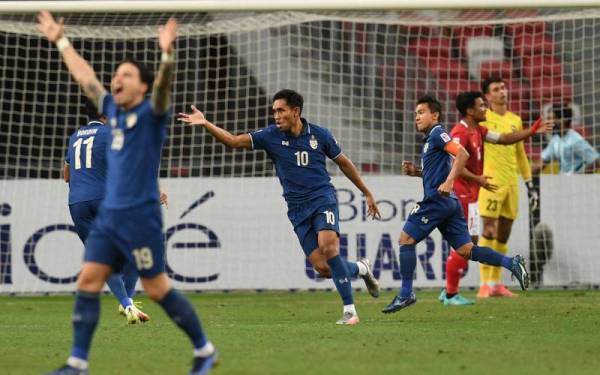 Songkrasin raikan jaringan ketika menentang Indonesia dalam perlawanan akhir pertama di Stadium Nasional, Singapura pada Rabu. - Foto AFP