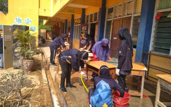 Pelajar dan sukarelawan UPNM yang terbabit dalam aktiviti membersihkan SK Abu Bakar, Temerloh pada Selasa.