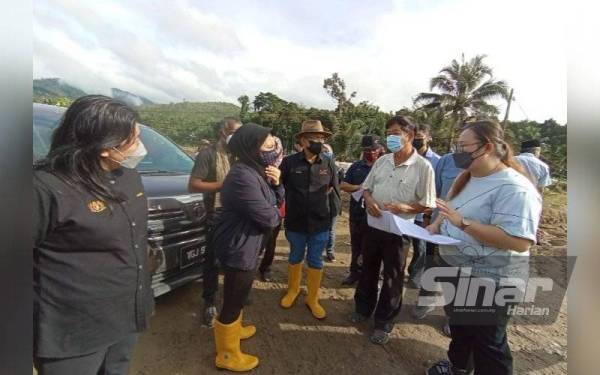 Dr Ronald (tiga kiri) ketika melawat Projek Perikanan dan Veterinar di Kampung Chennah dan Kampung Esok, Jelebu pada Khamis.