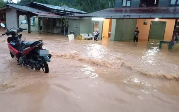 Keadaan rumah penduduk di Jeli yang dilimpahi air banjir sejak pagi Khamis. Foto: Ihsan pembaca