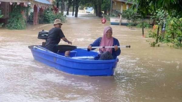 Penduduk di Kampung Pasir Raja di hulu Dungun mula berpindah selepas kawasan itu dinaiki air pada Khamis. 