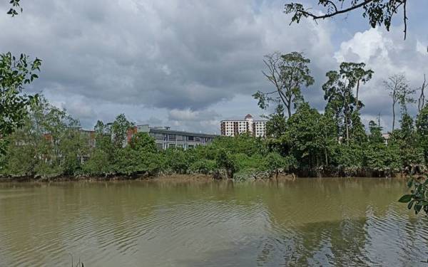 Penduduk di kawasan berdekatan Sungai Kota Tinggi perlu siap sedia hadapi kemungkinan banjir.