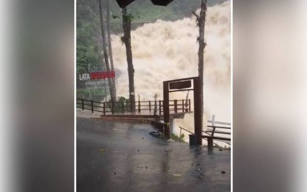 Paparan dalam video yang tular pada Khamis menunjukkan lebihan air yang berlaku di Lata Berangin di sini.