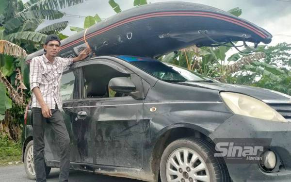 Azwan bersama kereta Perodua Viva dan bot yang dibeli sejak lebih sebulan lalu untuk menyelamatkan mangsa banjir di Selangor dan Pahang.