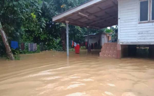 Keadaan di Kampung Legeh, Ayer Lanas di Jeli sejak mula dinaiki air pada Khamis.