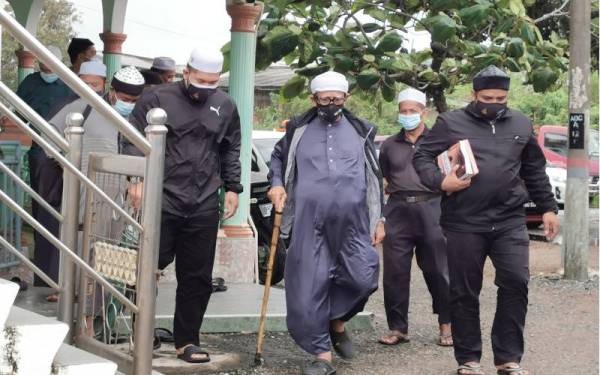 Abdul Hadi (tiga dari kanan) selepas menyampaikan kuliah dhuha di Masjid Rusila di Marang pada Jumaat.