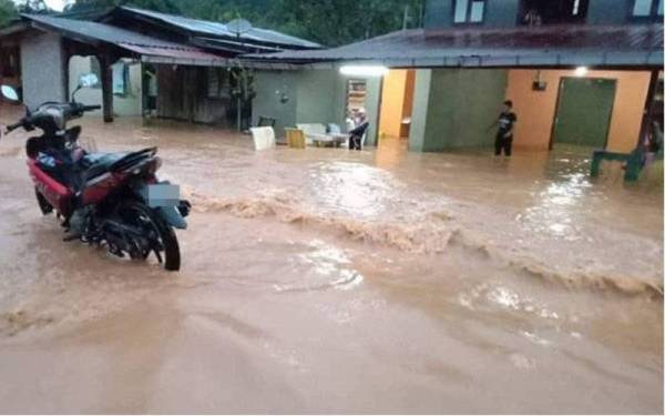 Keadaan banjir yang berlaku di sebahagian kawasan di Kelantan, baru-baru ini. 