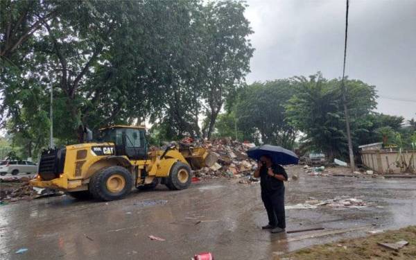 Ramli meninjau operasi pembersihan di Taman Sri Muda pada Jumaat.